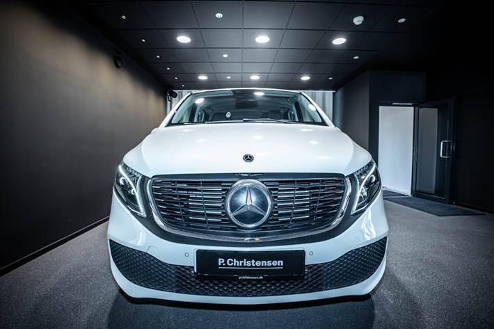 Hvid Mercedes EQV300 fra 2022