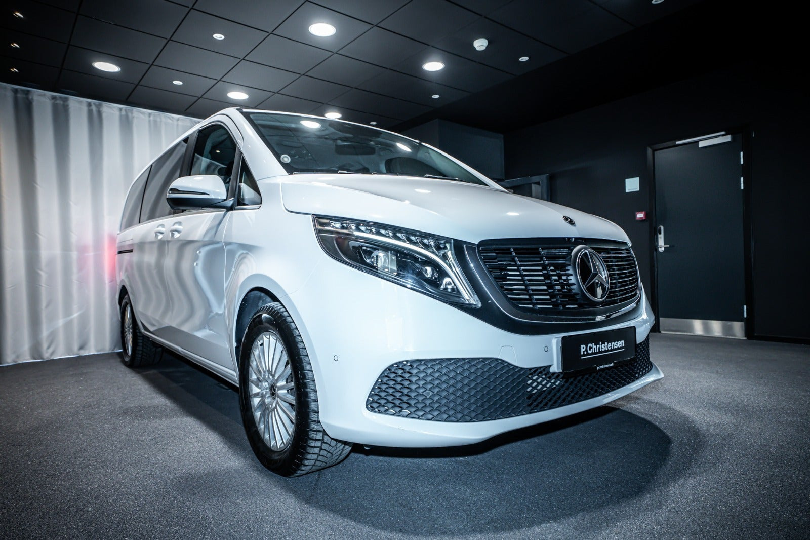 Hvid Mercedes EQV300 fra 2022