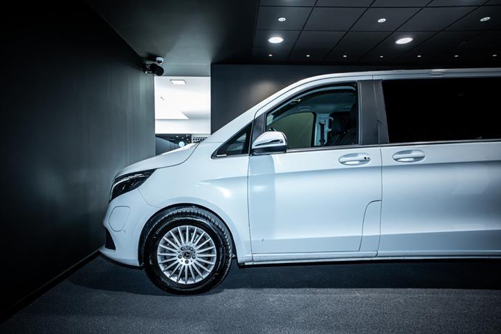Hvid Mercedes EQV300 fra 2022