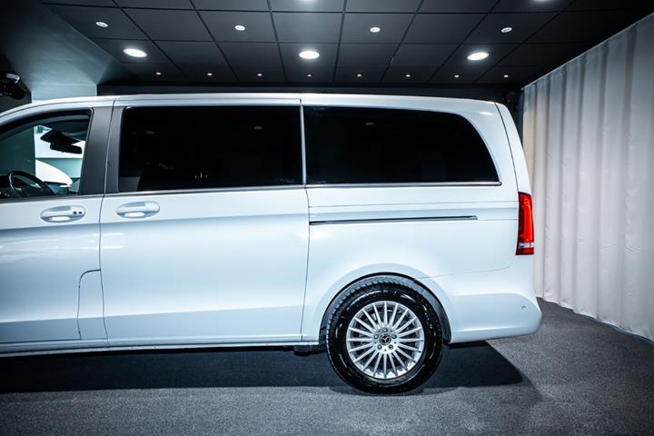 Hvid Mercedes EQV300 fra 2022