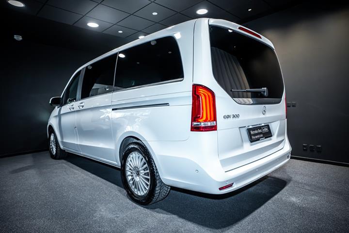 Hvid Mercedes EQV300 fra 2022