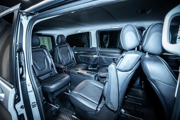 Hvid Mercedes EQV300 fra 2022