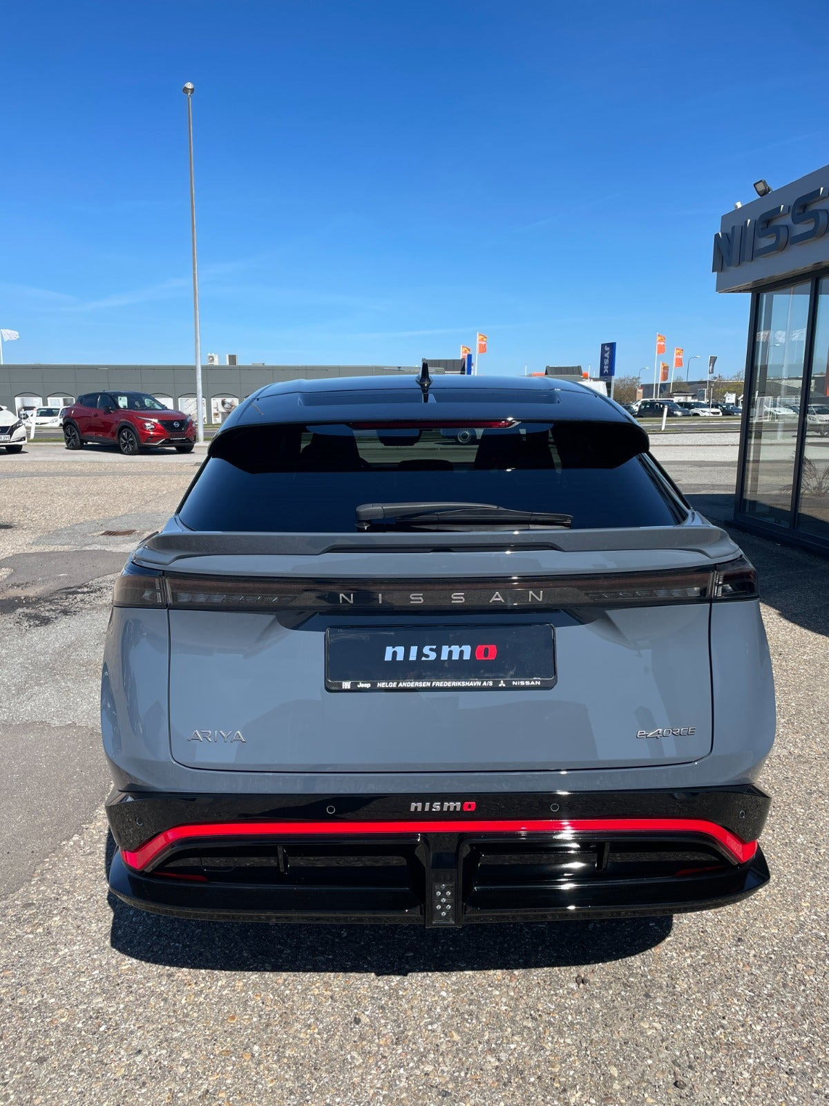 Grå Nissan Ariya fra 2025