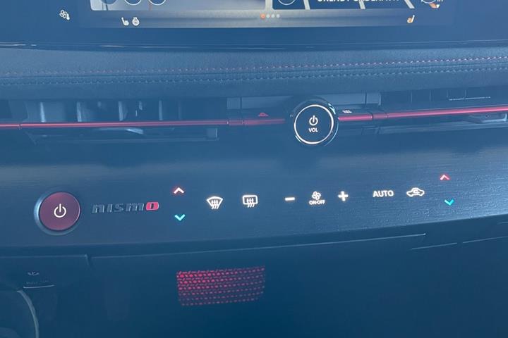 Grå Nissan Ariya fra 2025