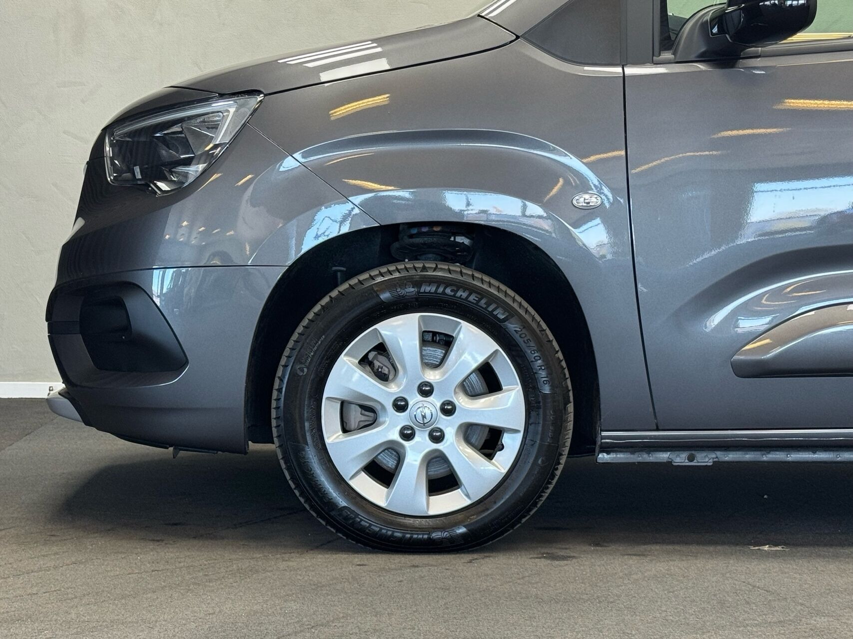 Grå Opel Combo-e Life fra 2024