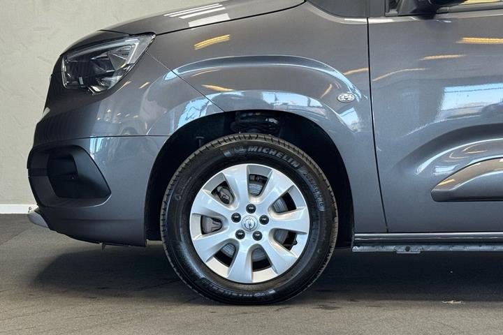 Grå Opel Combo-e Life fra 2024