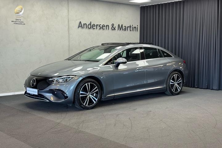 Grå Mercedes EQE 300 fra 2023 set udefra
