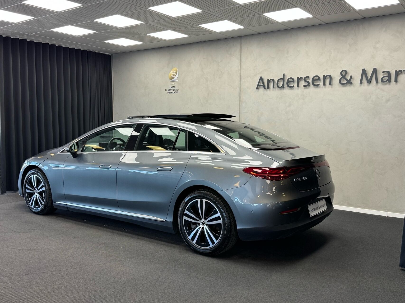 Grå Mercedes EQE 300 fra 2023