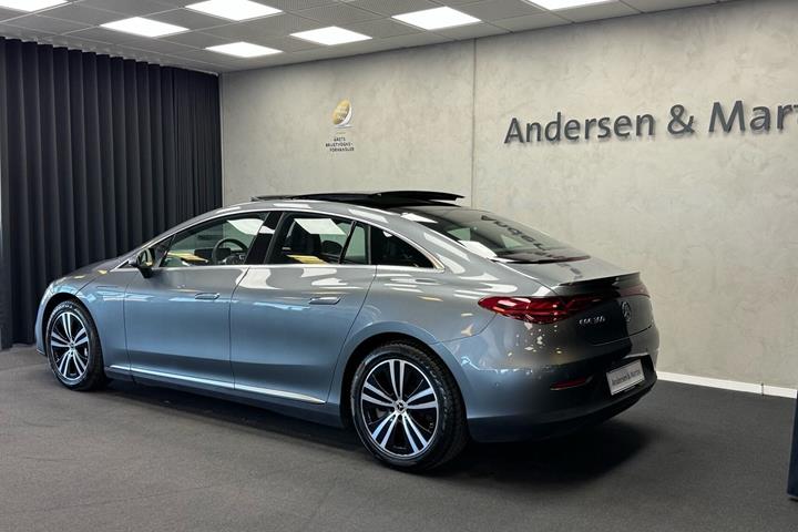 Grå Mercedes EQE 300 fra 2023