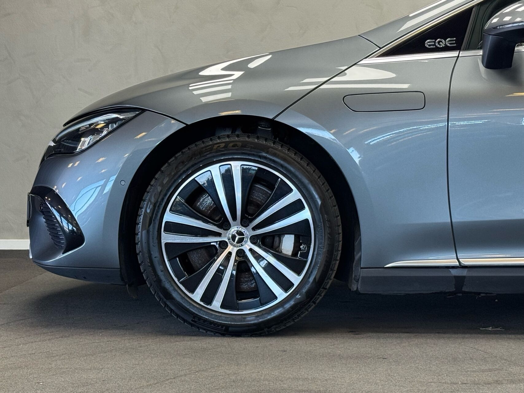 Grå Mercedes EQE 300 fra 2023