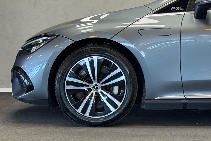 Grå Mercedes EQE 300 fra 2023