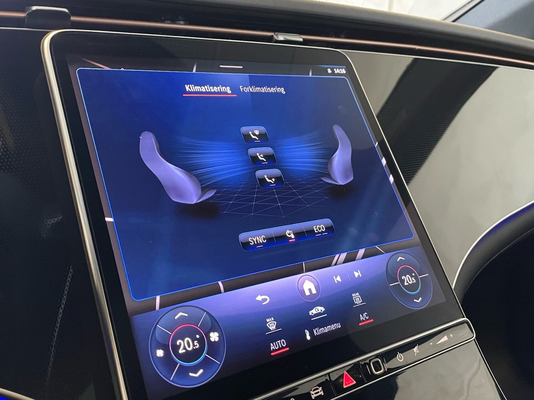 Grå Mercedes EQE 300 fra 2023