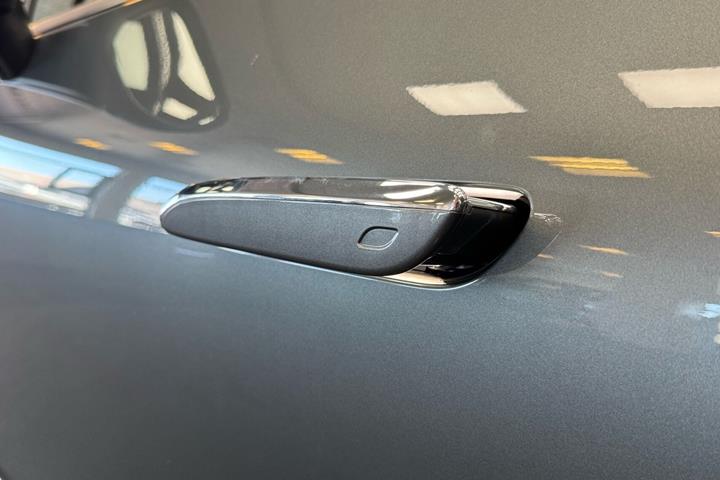 Grå Mercedes EQE 300 fra 2023