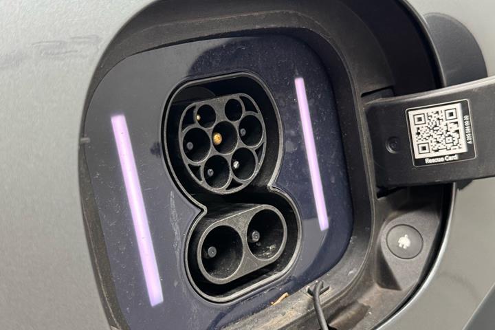 Grå Mercedes EQE 300 fra 2023