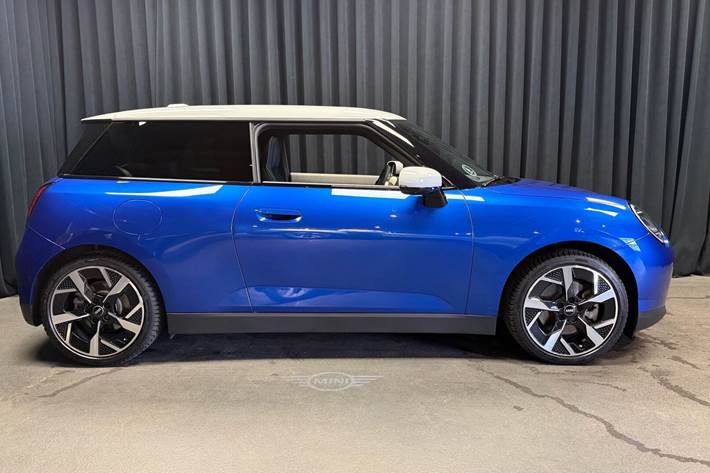 Blå Mini Cooper fra 2024