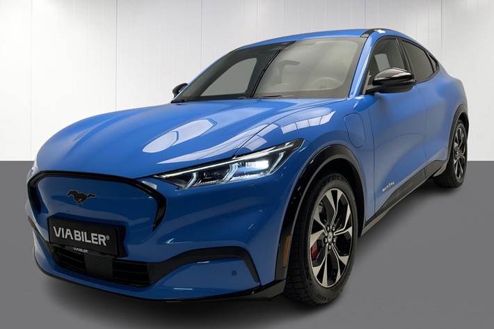 Blå Ford Mustang Mach-E fra 2023