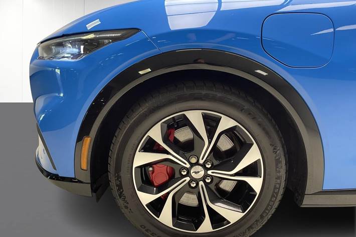 Blå Ford Mustang Mach-E fra 2023