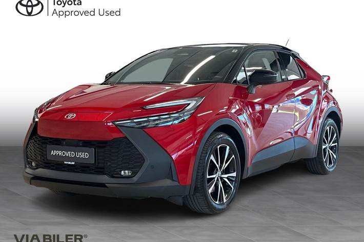 Rød Toyota C-HR fra 2024 set udefra