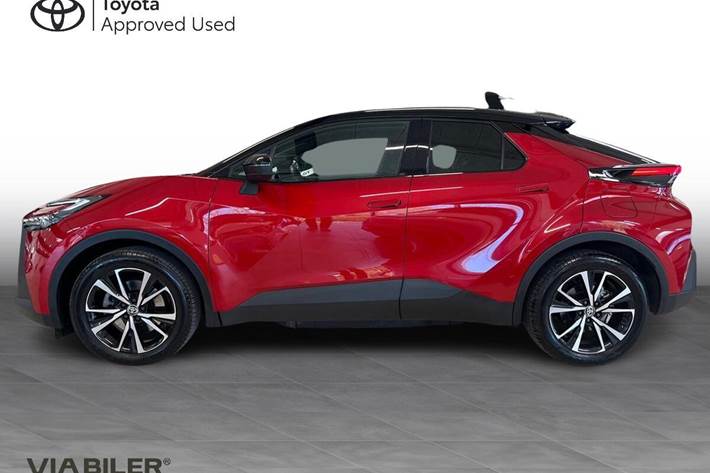 Rød Toyota C-HR fra 2024