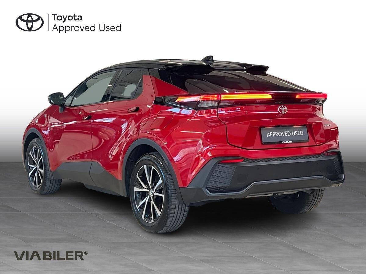 Rød Toyota C-HR fra 2024