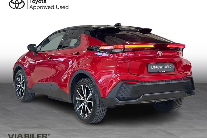Rød Toyota C-HR fra 2024