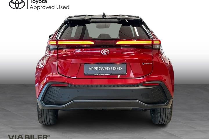 Rød Toyota C-HR fra 2024