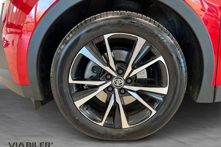 Rød Toyota C-HR fra 2024