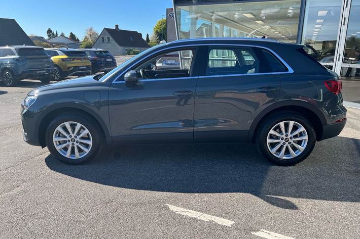 Grå Audi Q3 fra 2023