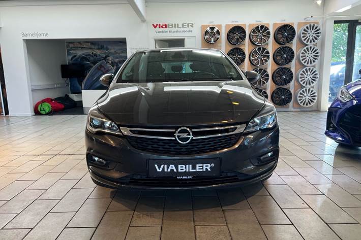 Grå Opel Astra fra 2015