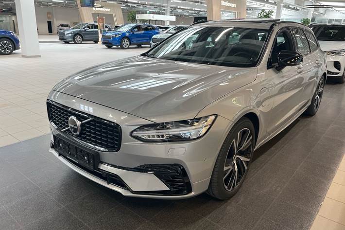 Sølv Volvo V90 fra 2023 set udefra