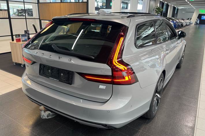 Sølv Volvo V90 fra 2023