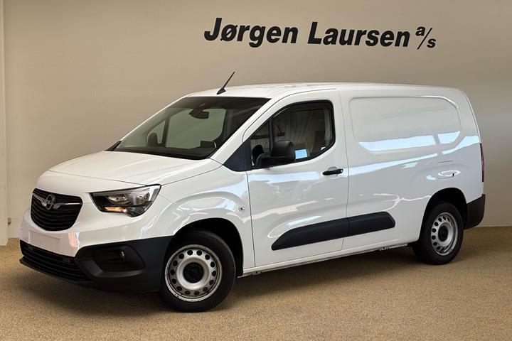 Hvid Opel Combo fra 2022 set udefra
