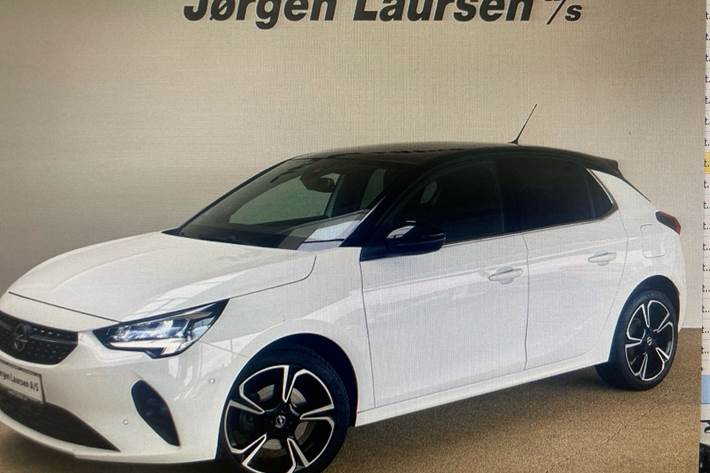Hvid Opel Corsa fra 2023 set udefra