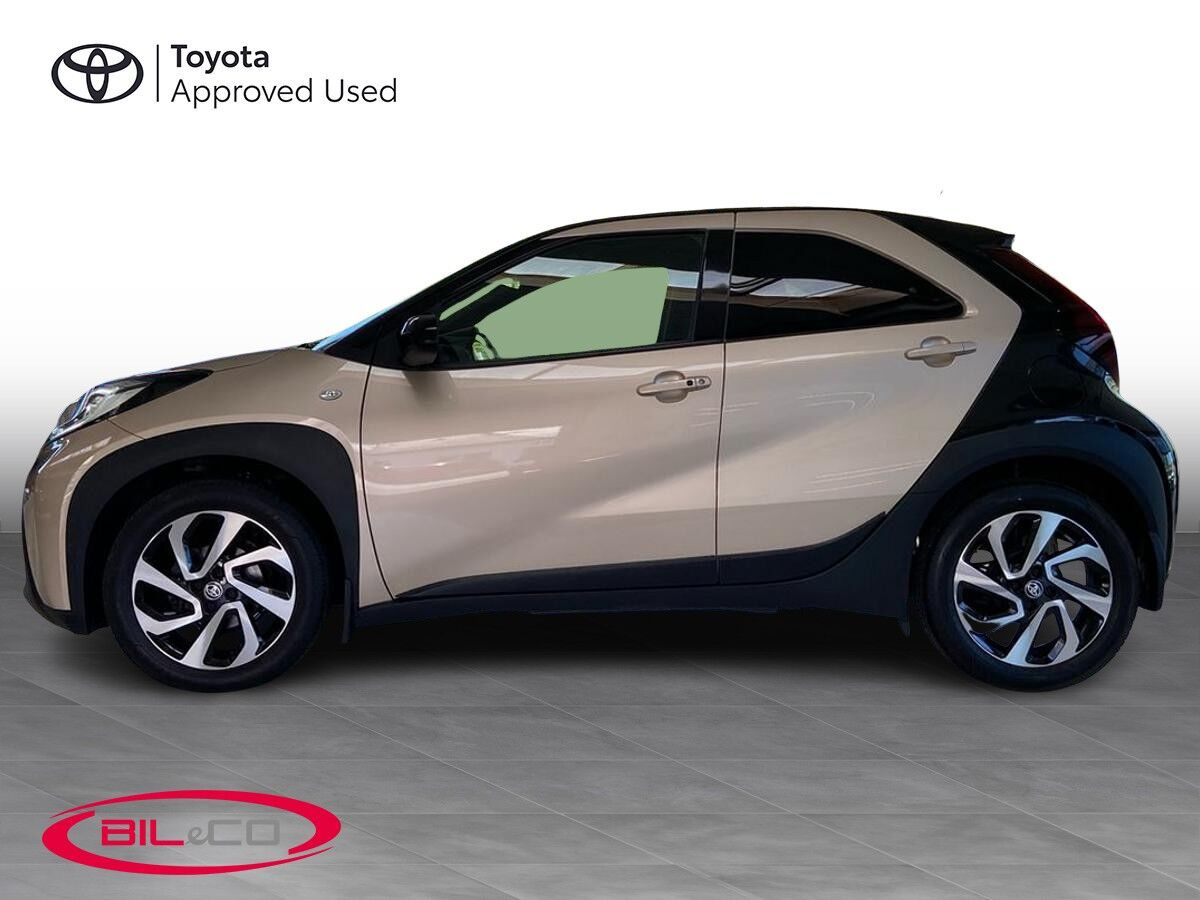 Beige Toyota Aygo X fra 2025
