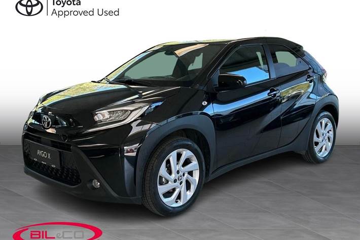Sort Toyota Aygo X fra 2025 set udefra