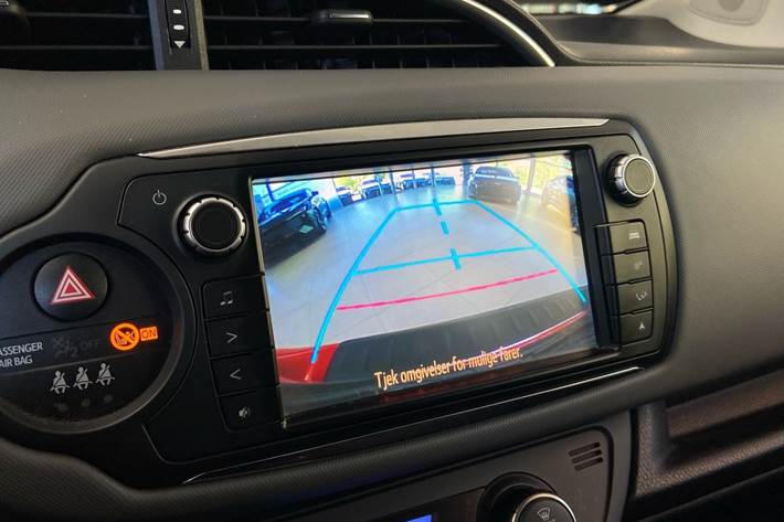 Rød Toyota Yaris fra 2016
