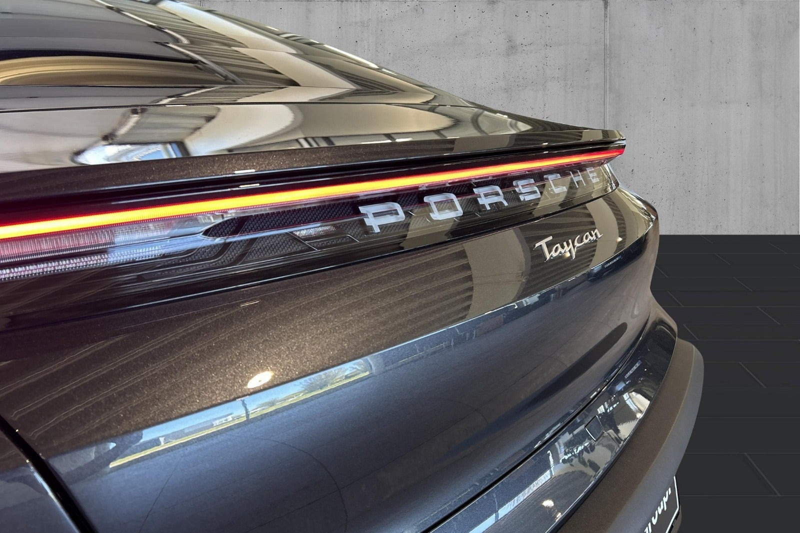 Grå Porsche Taycan fra 2021