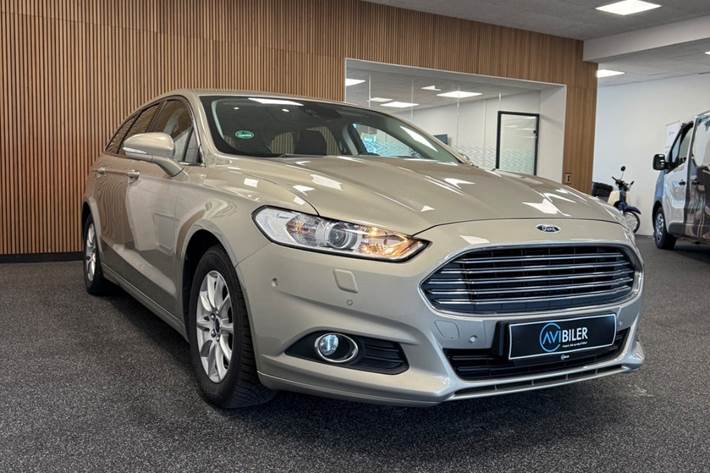 Sølv Ford Mondeo fra 2017