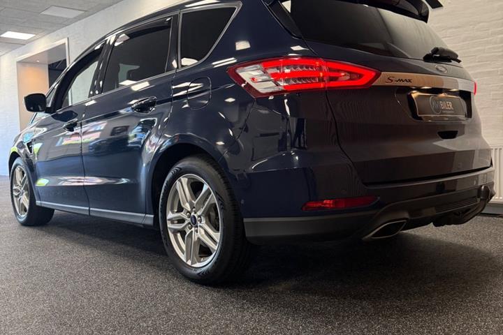 Blå Ford S-MAX fra 2017