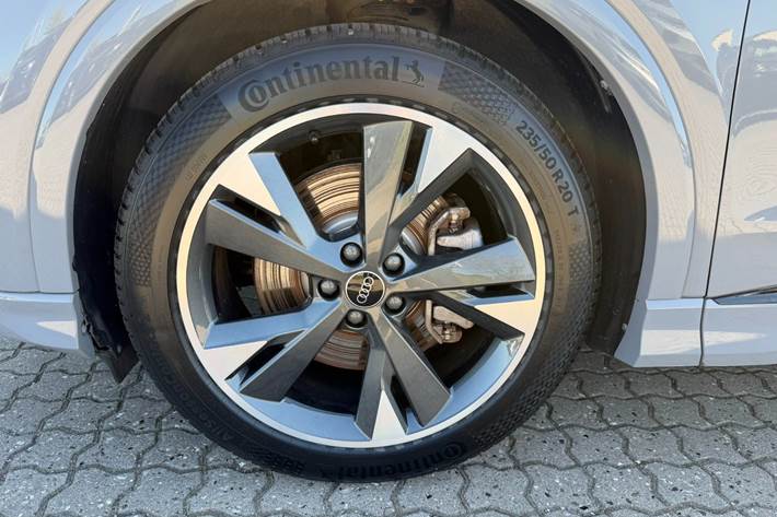 Grå Audi Q4 e-tron fra 2024