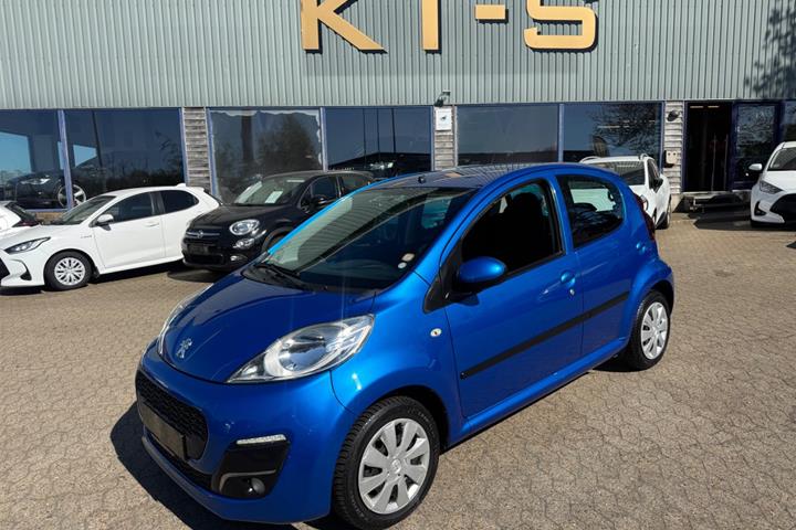 Blå Peugeot 107 fra 2013 set udefra