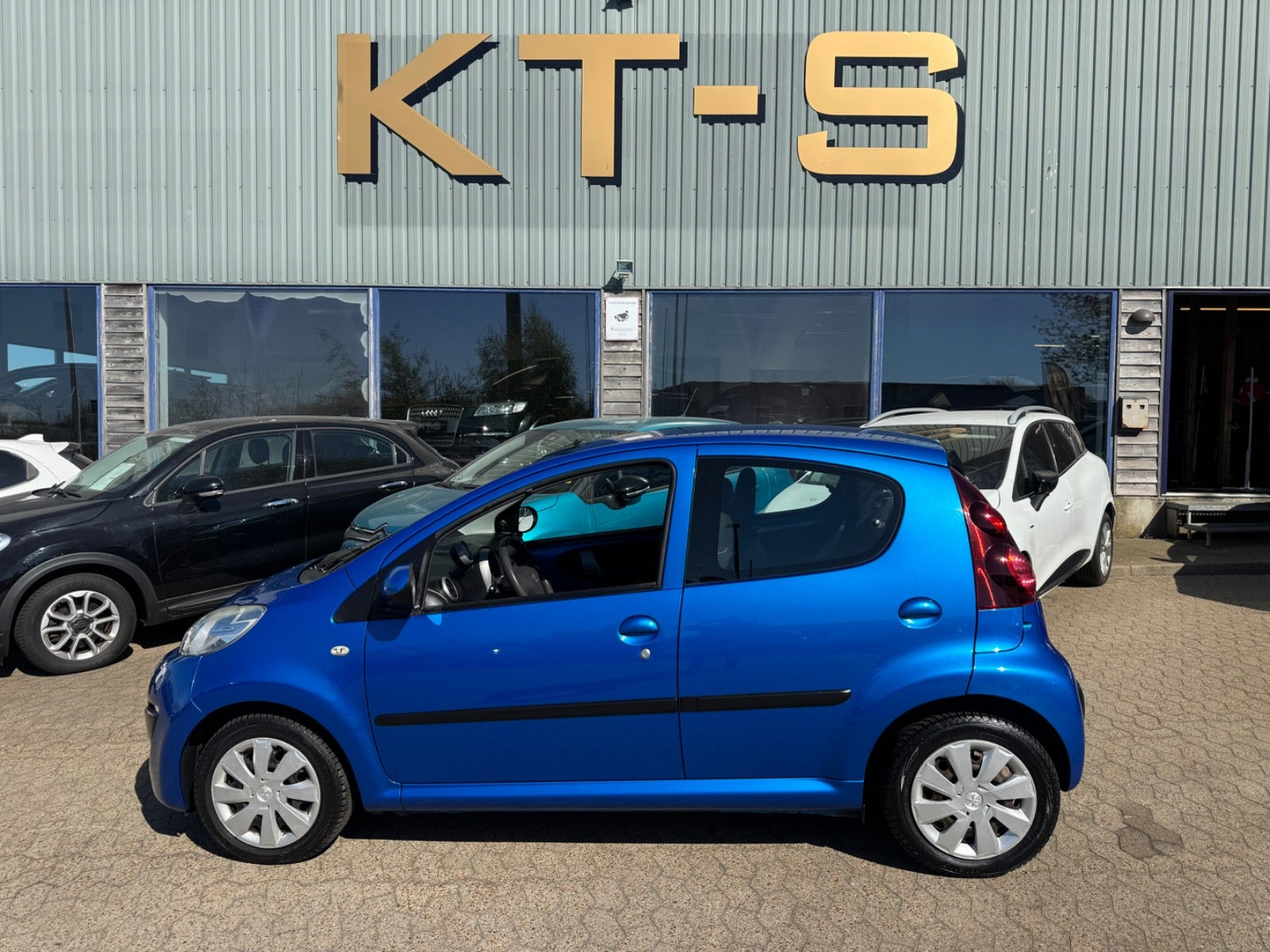 Blå Peugeot 107 fra 2013