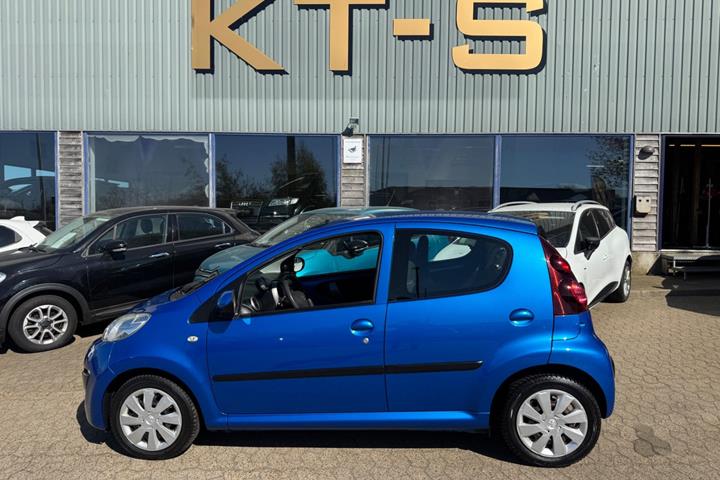 Blå Peugeot 107 fra 2013
