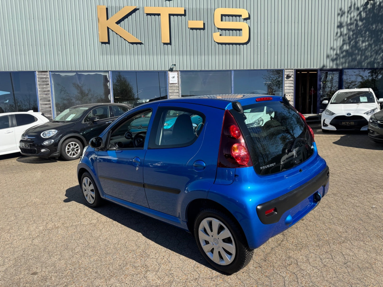 Blå Peugeot 107 fra 2013
