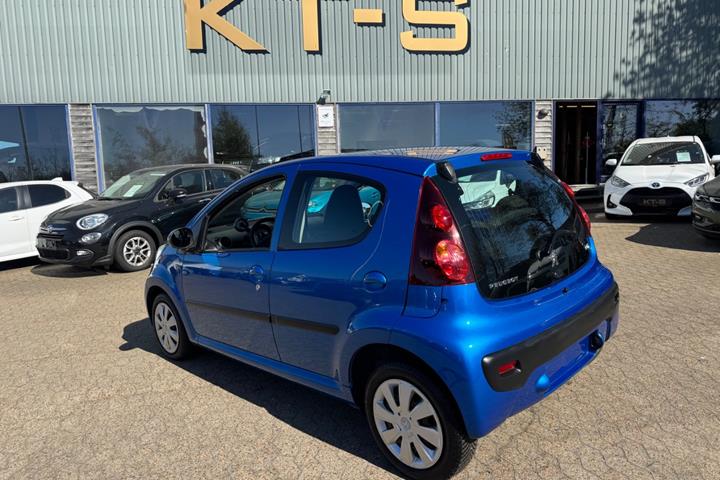 Blå Peugeot 107 fra 2013