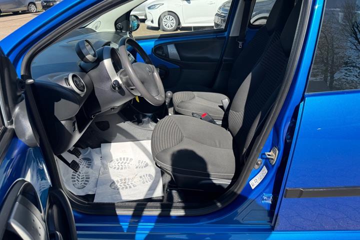Blå Peugeot 107 fra 2013