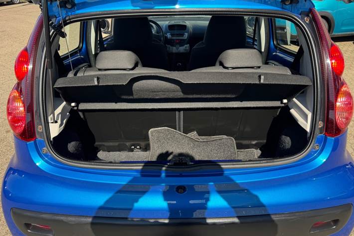 Blå Peugeot 107 fra 2013