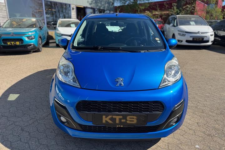 Blå Peugeot 107 fra 2013