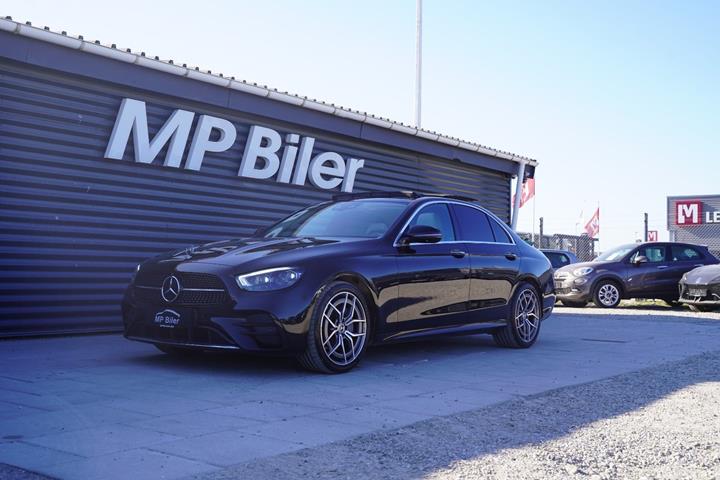 Sort Mercedes E220 d fra 2022 set udefra