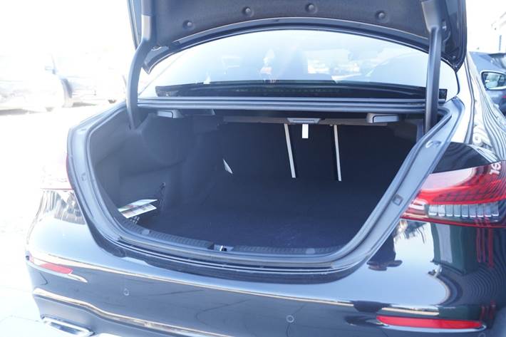 Sort Mercedes E220 d fra 2022